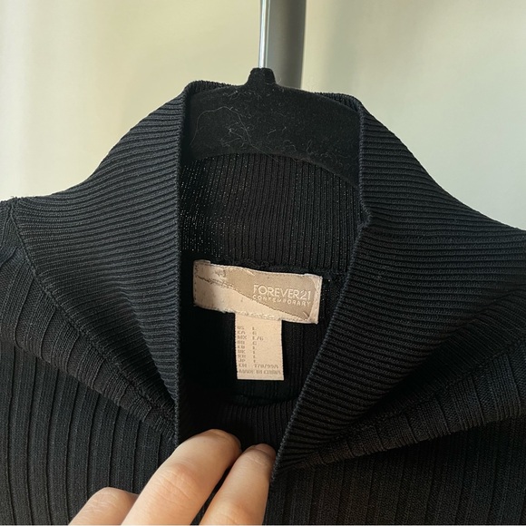 Black cropped turtleneck - Picture 4 of 4